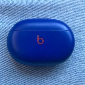 Beats studio headphone with wireless case